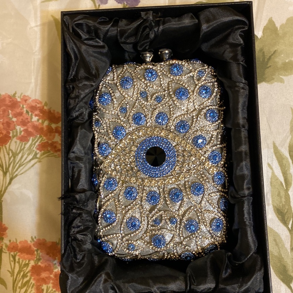 Beyond gorgeous bedazzled jewel evening bag.